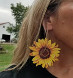 Cargar imagen en el visor de la galería, Bright Wooden Sunflower Earrings
